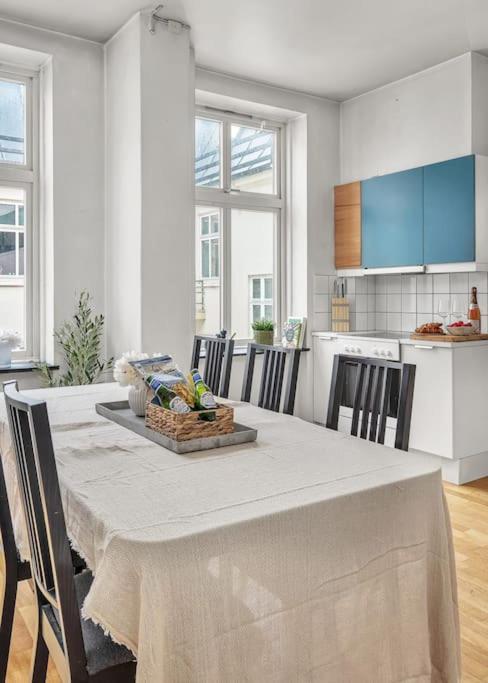 Appartement Kanskje Den Storste Airbnb-leiligheten I Sentrum! *